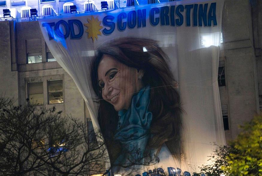 Σημαία με το πορτρέτο της αντιπροέδρου της Αργεντινής, Κριστίνα Φερνάντεζ / AP Photo/Rodrigo Abd