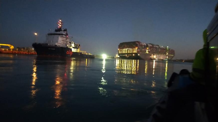 Αποκλειστική φωτογραφία που μας έστειλε ο καπετάνιος ελληνικού πλοίου από την αποκόλληση του Εver Given