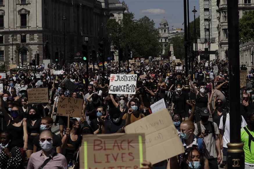 Δεκάδες διαδηλωτές στην Trafalgar Square του Λονδίνου (AP Photo/Matt Dunham)