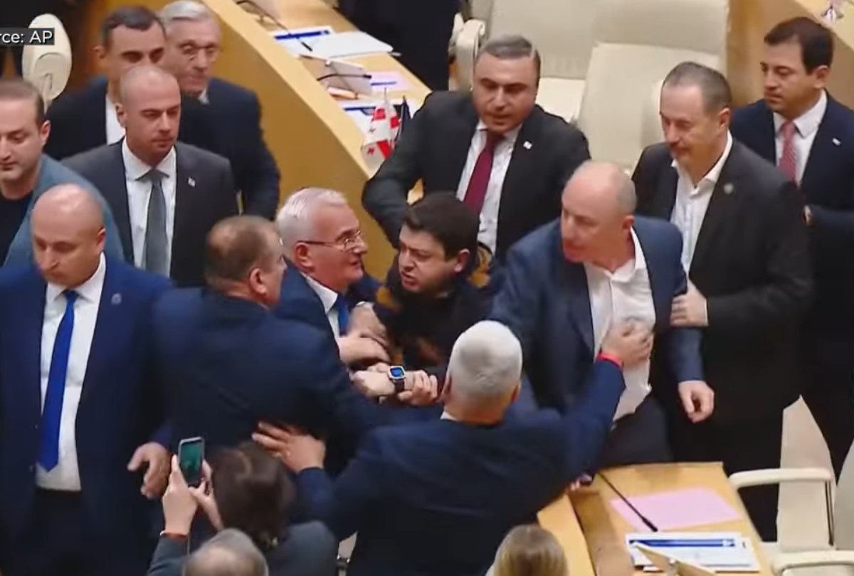 Χαμός στο κοινοβούλιο της Γεωργίας: Βουλευτές πιάστηκαν στα χέρια - Το νομοσχέδιο που άναψε φωτιές