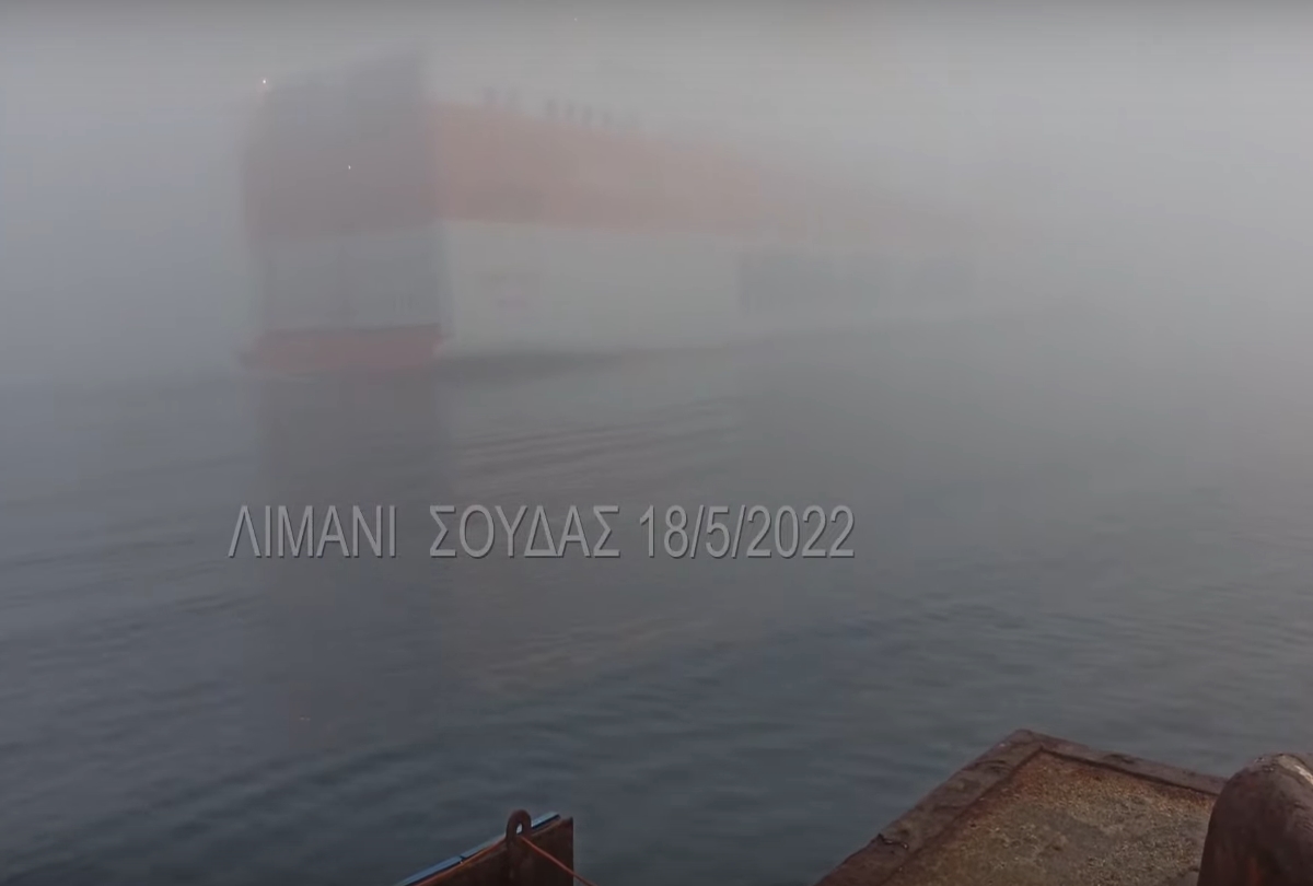 «Πλοία φαντάσματα» εμφανίστηκαν στη Σούδα: Απόκοσμες εικόνες στο λιμάνι - Έδεναν και δεν τα έβλεπαν