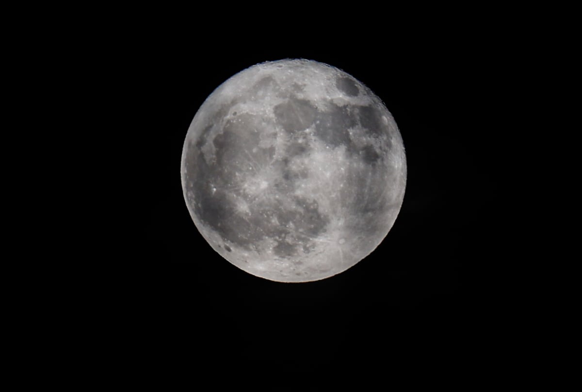 Έλαμψε ο ουρανός από την πανσέληνο του Ιουνίου - Εντυπωσιακές εικόνες από το «Φεγγάρι της Φράουλας»