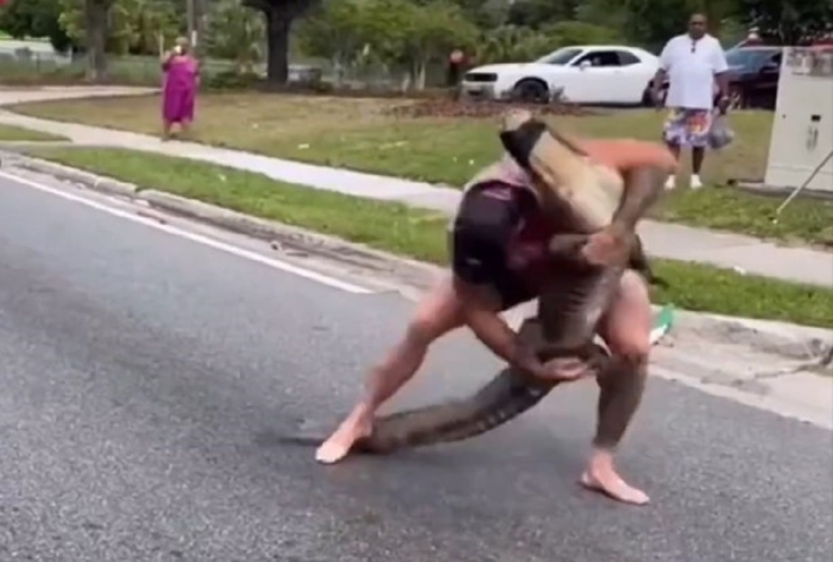 Απίστευτο: Παλαιστής ακινητοποίησε αλιγάτορα 2,5 μέτρων με γυμνά χέρια στη Φλόριντα