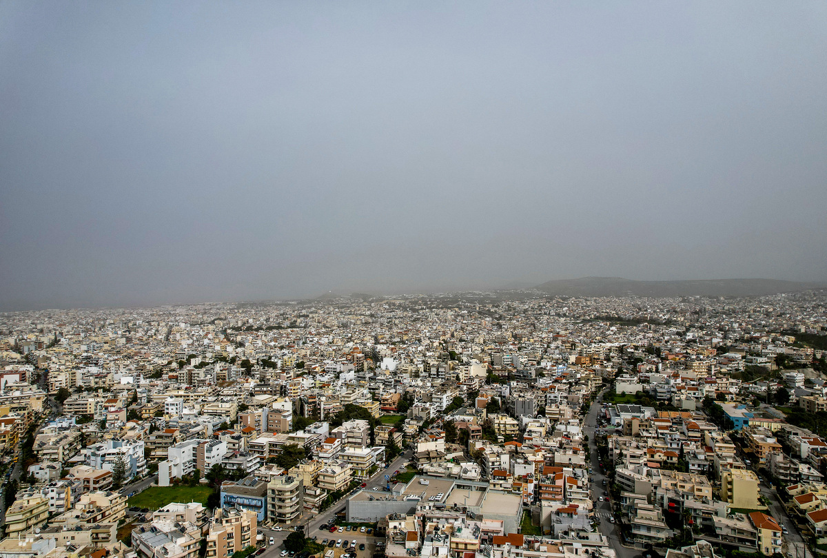 Πέπλο αφρικανικής σκόνης πάνω από την Αθήνα: Πώς βλάπτει την υγεία η ατμοσφαιρική ρύπανση