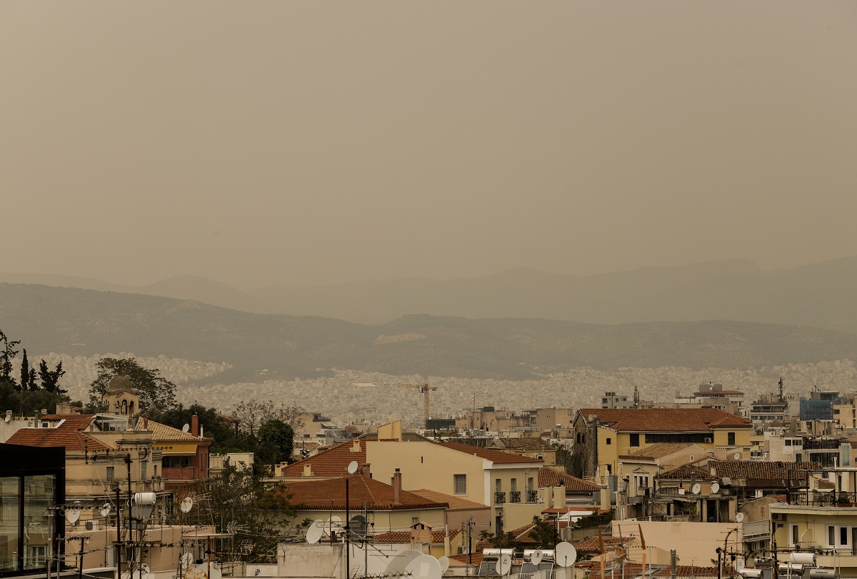 «Κοκτέιλ» αφρικανικής σκόνης και υψηλών θερμοκρασιών «πνίγουν» τη χώρα - Η πρόγνωση Μαρουσάκη