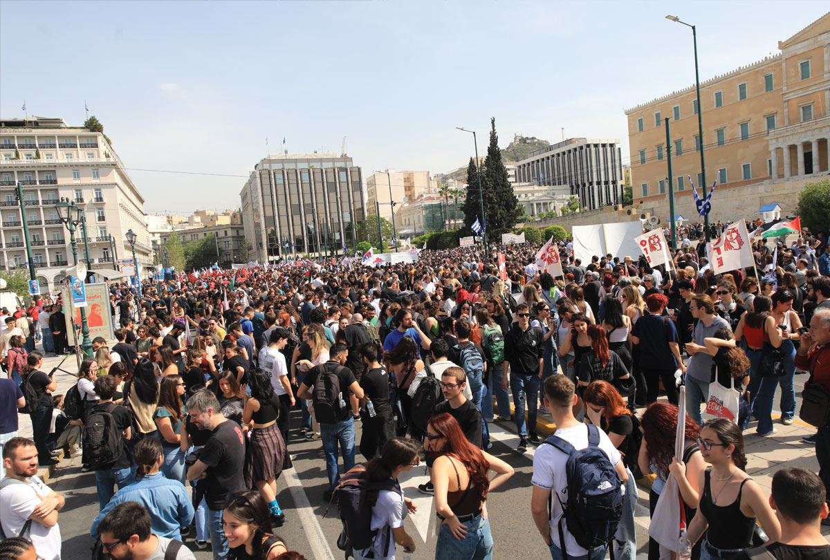 «Θέλουμε αυξήσεις»: Εικόνες από τη μεγάλη διαδήλωση στο κέντρο της Αθήνας