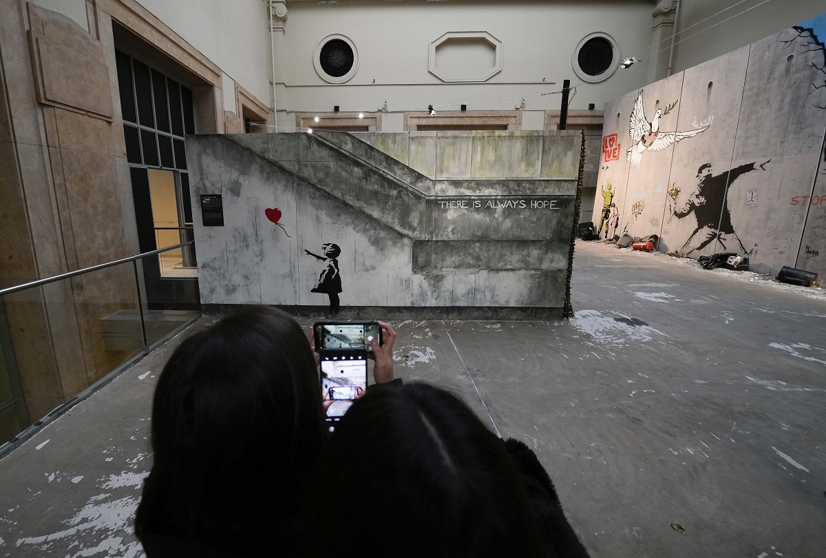 «Δεν είμαι ο Banksy»: Δημοτικός σύμβουλος στην Ουαλία προσπαθεί να αποδείξει ότι δεν είναι ο διάσημος street artist