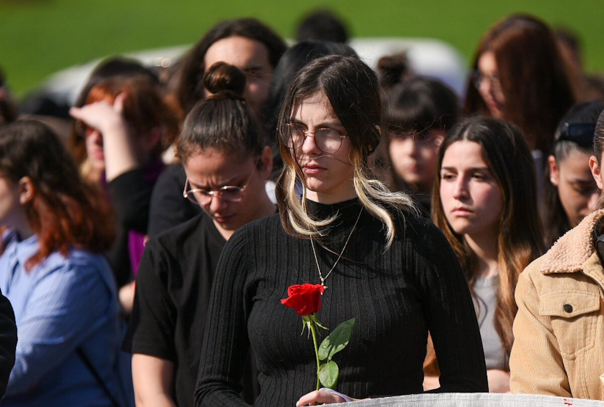 Τέμπη: Φοιτητές με λουλούδια απέτισαν φόρο τιμής στα θύματα - «Δε θα σας ξεχάσουμε»