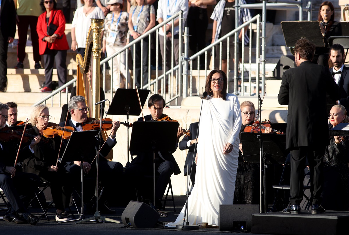 Η μοναδική εμφάνιση της Νάνας Μούσχουρη στο Καλλιμάρμαρο - Ερμήνευσε τους εθνικούς ύμνους Ελλάδας και Γαλλίας