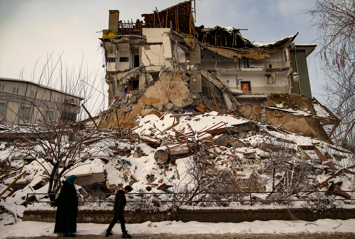 «Ζημιά όσο σχεδόν μια Ελλάδα» - Πού οφείλεται η «αρμονική κατάρρευση» των κτιρίων σε Τουρκία και Συρία - Ειδικός εξηγεί πώς έπεσαν σαν χαρτόκουτα