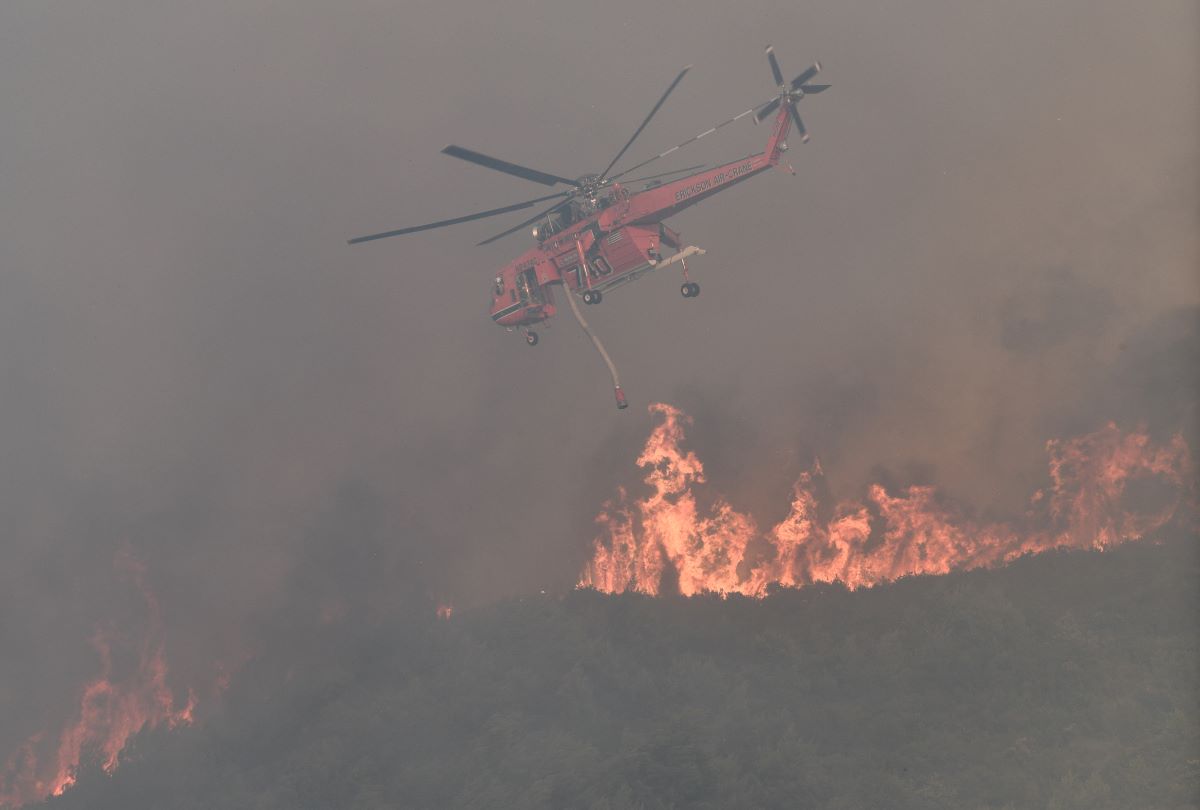 Φωτιά στο Πόρτο Γερμενό: Μήνυμα του 112 για προληπτική εκκένωση του οικισμού Μύτικα - Πολύ δύσκολη η κατάσταση
