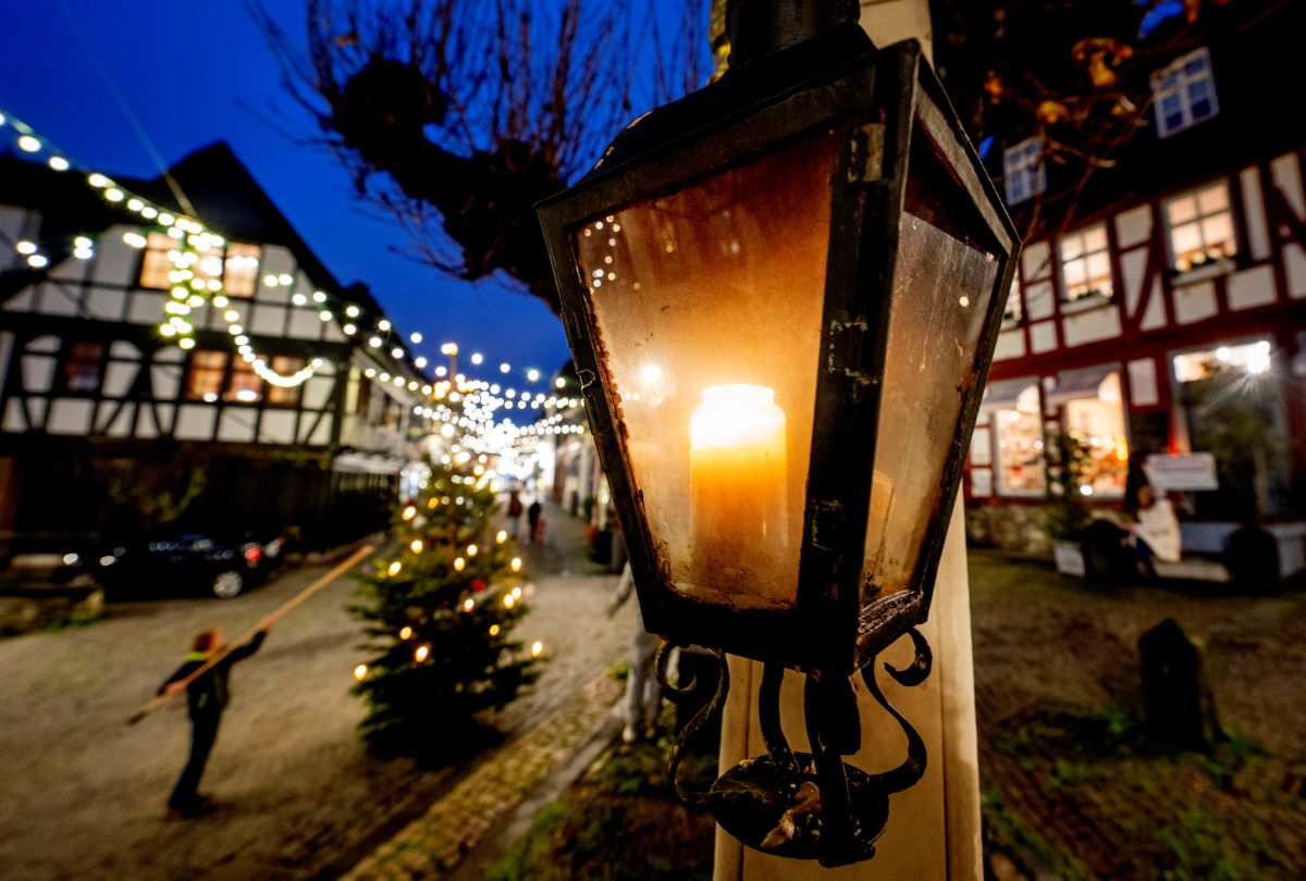 Η ενεργειακή κρίση «χτυπά» τα Χριστούγεννα στην Ευρώπη - Μειώνουν ή σβήνουν τα φώτα οι ευρωπαϊκές πόλεις