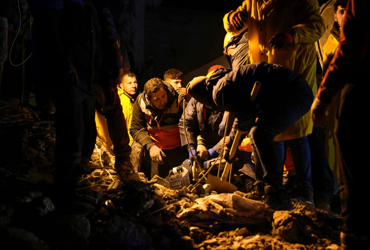 Ολονύχτια μάχη στα συντρίμμια: Ψάχνουν παντού για τυχόν επιζώντες - Πάνω από 3.000 συνολικά τα θύματα του εγκέλαδου - Συγκλονιστικές μαρτυρίες