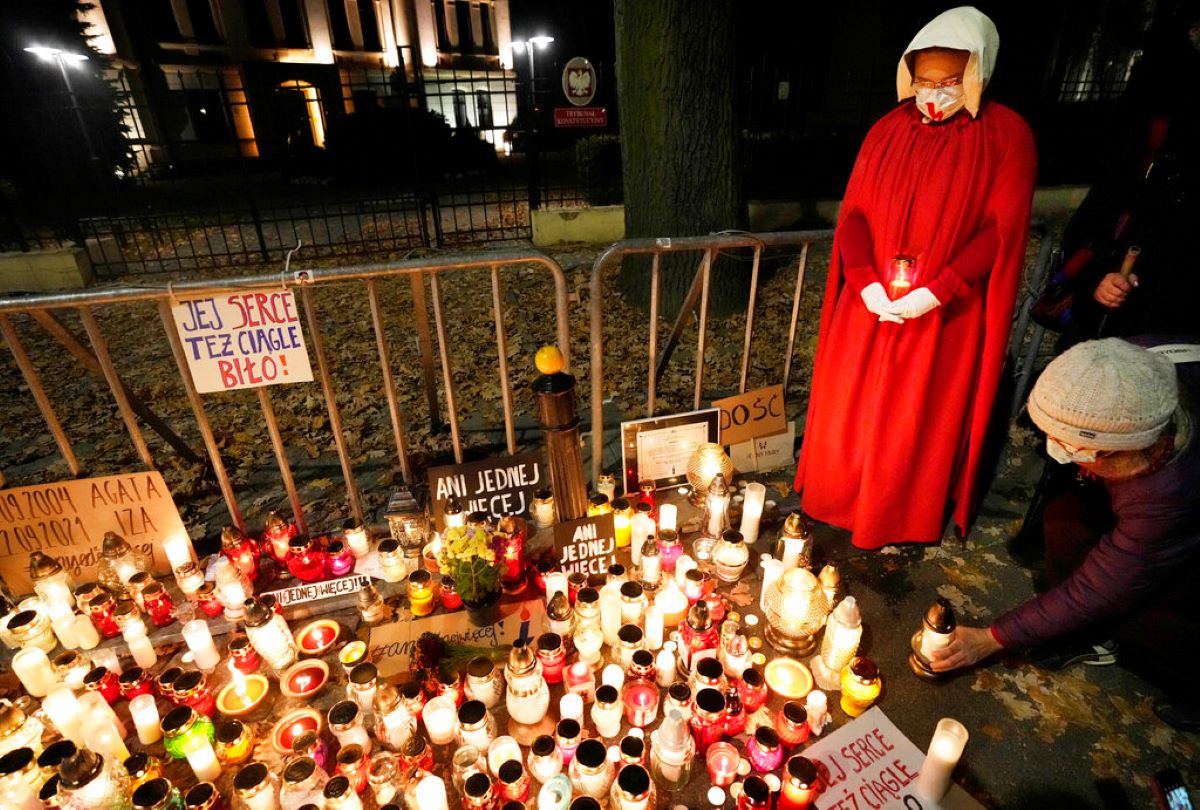 Οργή στην Πολωνία: Γιατροί αρνήθηκαν να κάνουν έκτρωση σε 14χρονη με νοητική στέρηση που είχε πέσει θύμα βιασμού