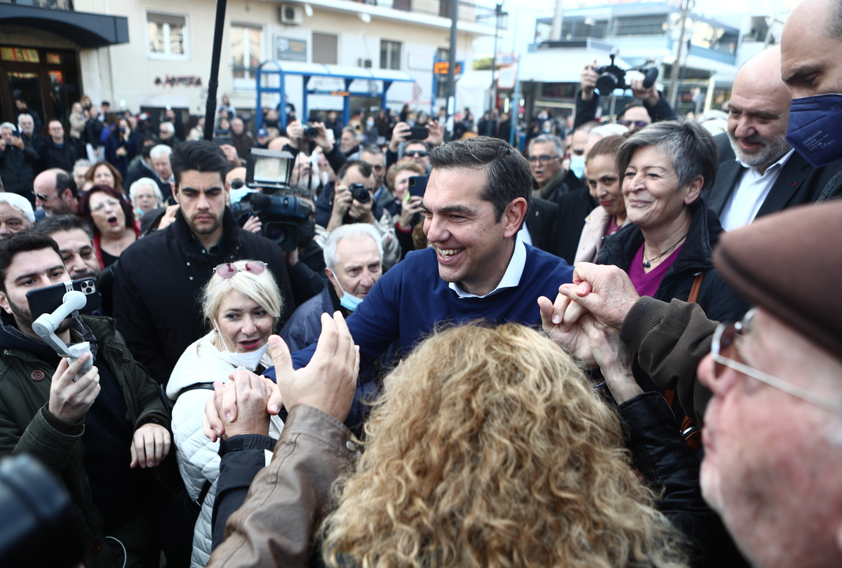 Σε προεκλογικό «πυρετό» ο ΣΥΡΙΖΑ μετά την πρόταση μομφής: Περιοδείες Τσίπρα σε Περιστέρι, Αχαΐα και Θεσσαλονίκη
