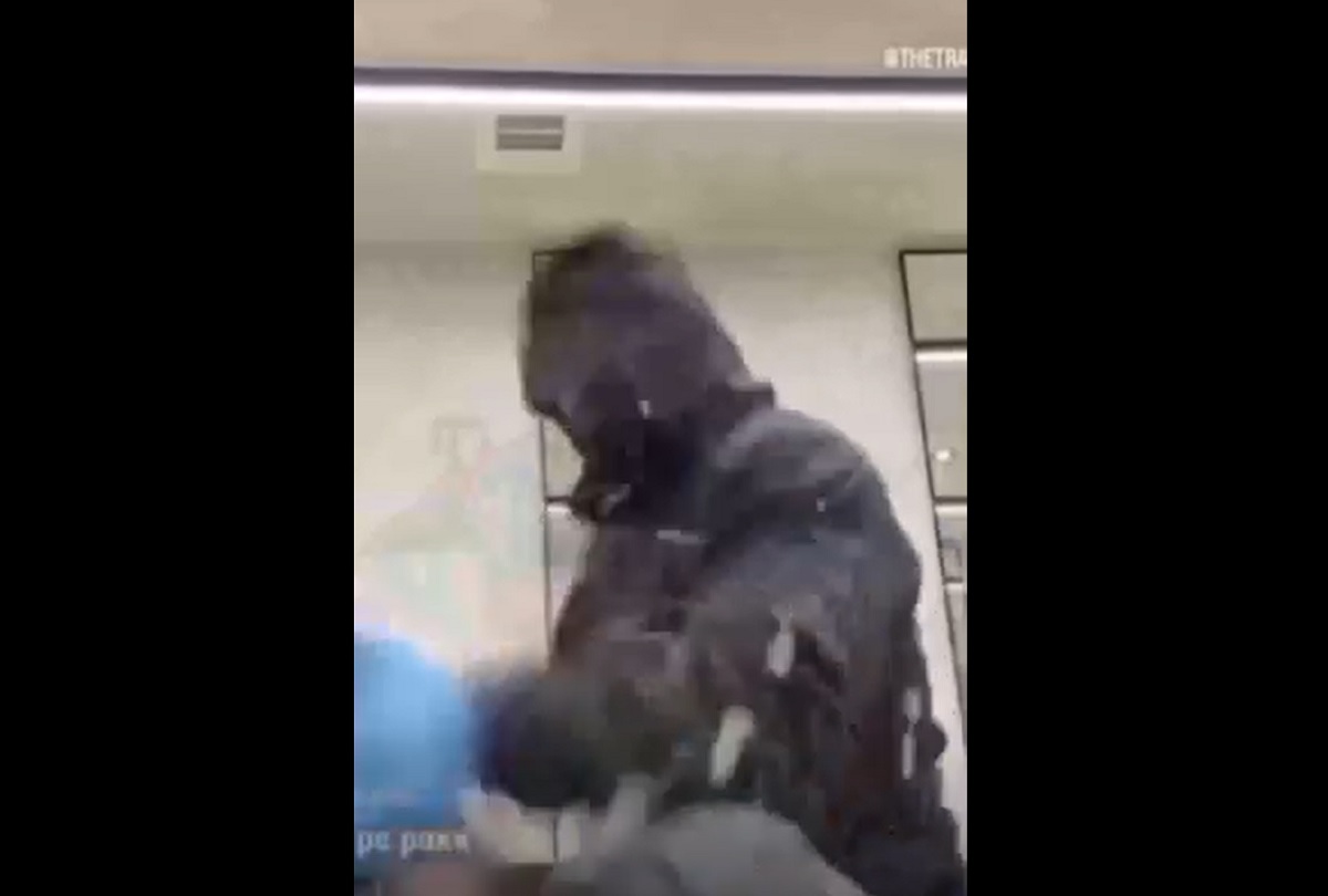 Ο Sin Boy δέχθηκε επίθεση ενώ έκανε live μετάδοση από κομμωτήριο - Το βίντεο
