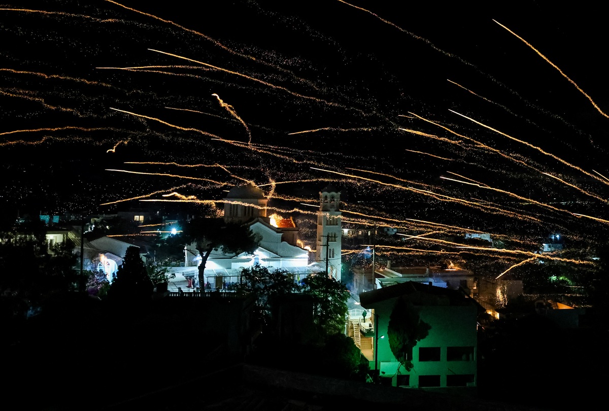 Τη νύχτα, μέρα έκανε ο φαντασμαγορικός ρουκετοπόλεμος στο Βροντάδο Χίου - Εντυπωσιακές εικόνες
