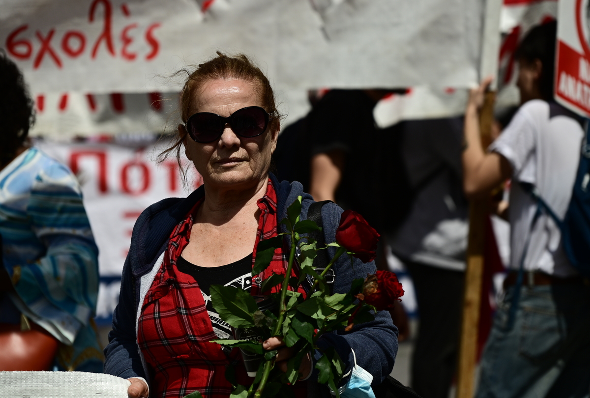 Πλήθος κόσμου στο κέντρο για τις απεργιακές κινητοποιήσεις: Λουλούδια και συνθήματα από τους διαδηλωτές