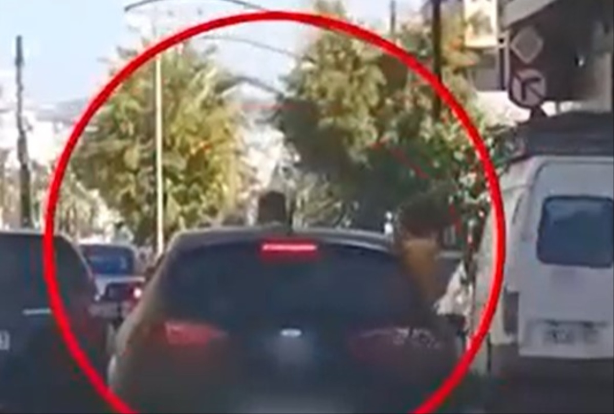 Τρομακτικό βίντεο: Το ένα παιδί κρέμεται από το παράθυρο, το άλλο βγάζει το κεφάλι του από την ηλιοροφή αυτοκινήτου