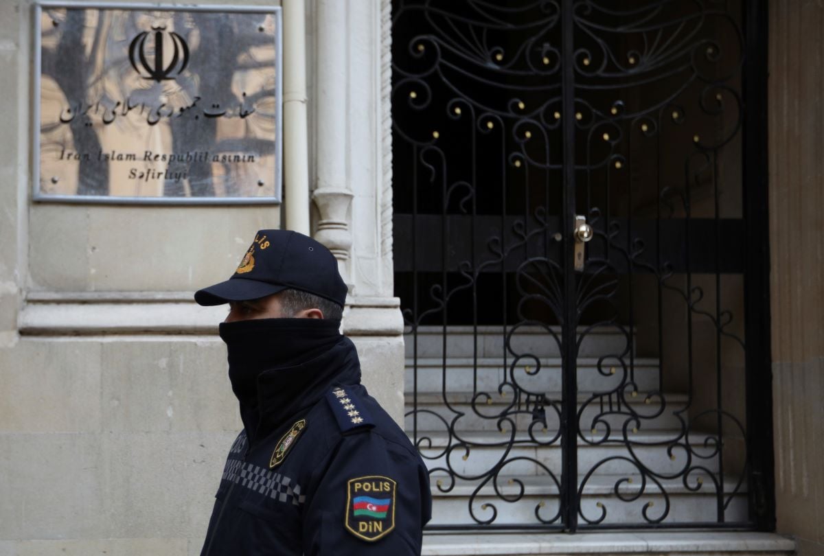 Τρομακτικά πλάνα από το Ιράν: Ένοπλος πυροβολεί μέσα στην πρεσβεία του Αζερμπαϊτζάν – Ένας νεκρός, συνελήφθη ο δράστης