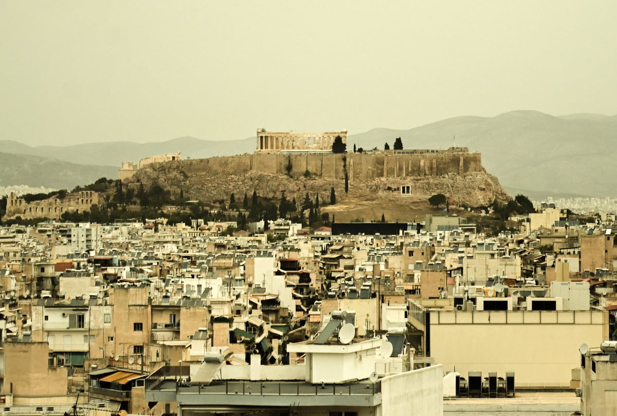 «Πνίγηκε» η Αθήνα από την σκόνη: Δείτε LIVE την πορεία του φαινομένου – Πότε υποχωρεί