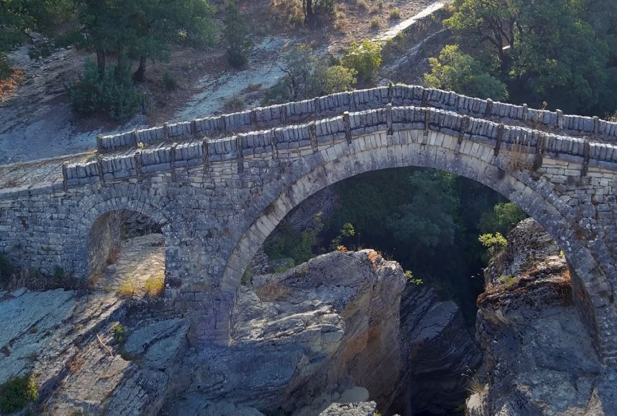 Αυτό είναι το ομορφότερο πέτρινο τοξωτό γεφύρι της Ελλάδας και μόλις αποκαλύφθηκε