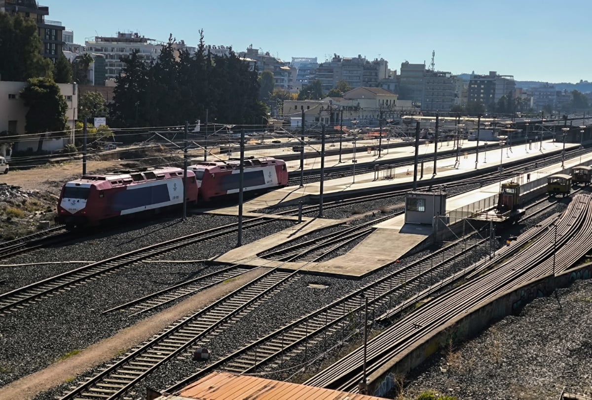 Δύο χρόνια μετά τα Τέμπη, ο σιδηρόδρομος καταρρέει: Υποχρηματοδότηση, υποστελέχωση, τρένα σαπάκια και πολλές παρ’ ολίγον τραγωδίες