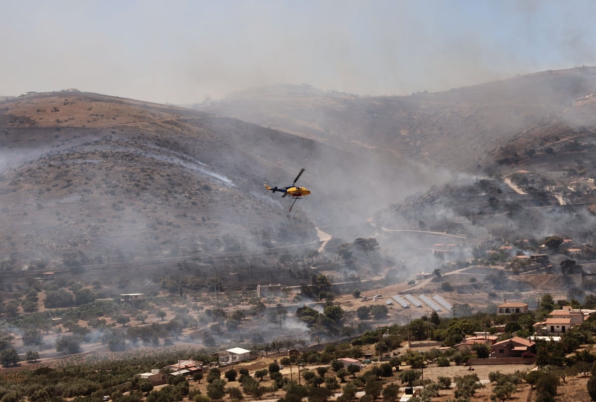 Φωτιά στην Κερατέα: Τεράστια κινητοποίηση, καμένα σπίτια και εκκενώσεις οικισμών – Μάχη με τους ανέμους