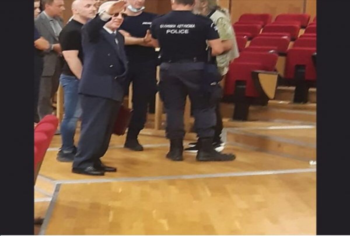 Καταγγελία Golden Dawn Watch για ναζιστικό χαιρετισμό από τον Κώστα Πλεύρη στη δίκη της Χρυσής Αυγής - Το στιγμιότυπο που αναρτήθηκε