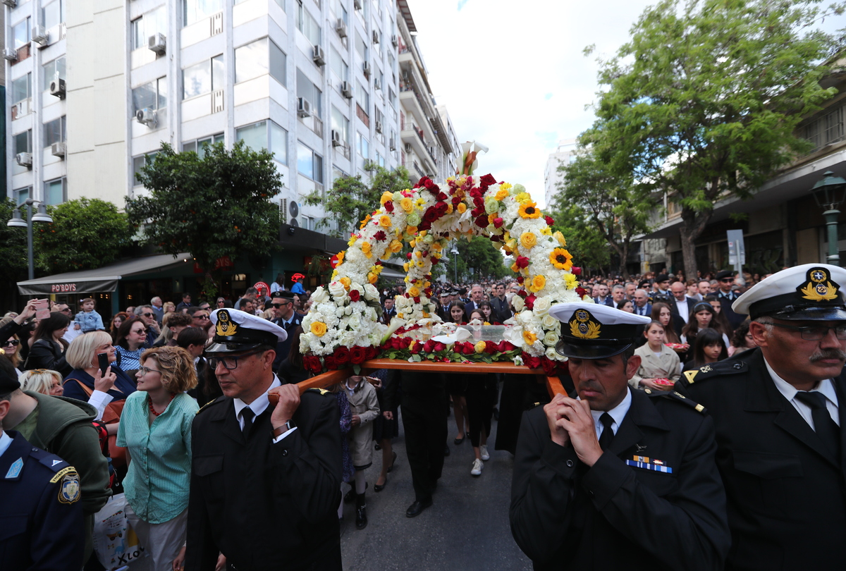 Κατάνυξη στην περιφορά του επιταφίου του Αγίου Μηνά στη Θεσσαλονίκη: Δείτε βίντεο & φωτογραφίες