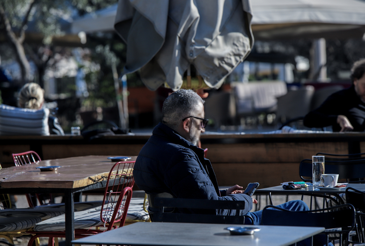 «Είδος πολυτελείας» ο σερβιριζόμενος καφές: «Βράζουν» καταναλωτές και ιδιοκτήτες καταστημάτων εστίασης