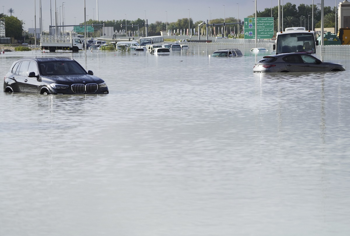Το Ντουμπάι έγινε λίμνη: Έβρεξε σε 12 ώρες όσο βρέχει σε έναν χρόνο - Απίστευτα πλάνα