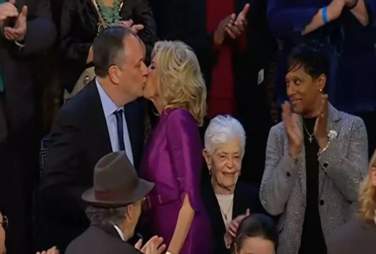 Σάλος με το φιλί της Τζιλ Μπάιντεν στον σύζυγο της Καμάλα Χάρις στο στόμα - Η κίνηση που πυροδότησε... τις φήμες