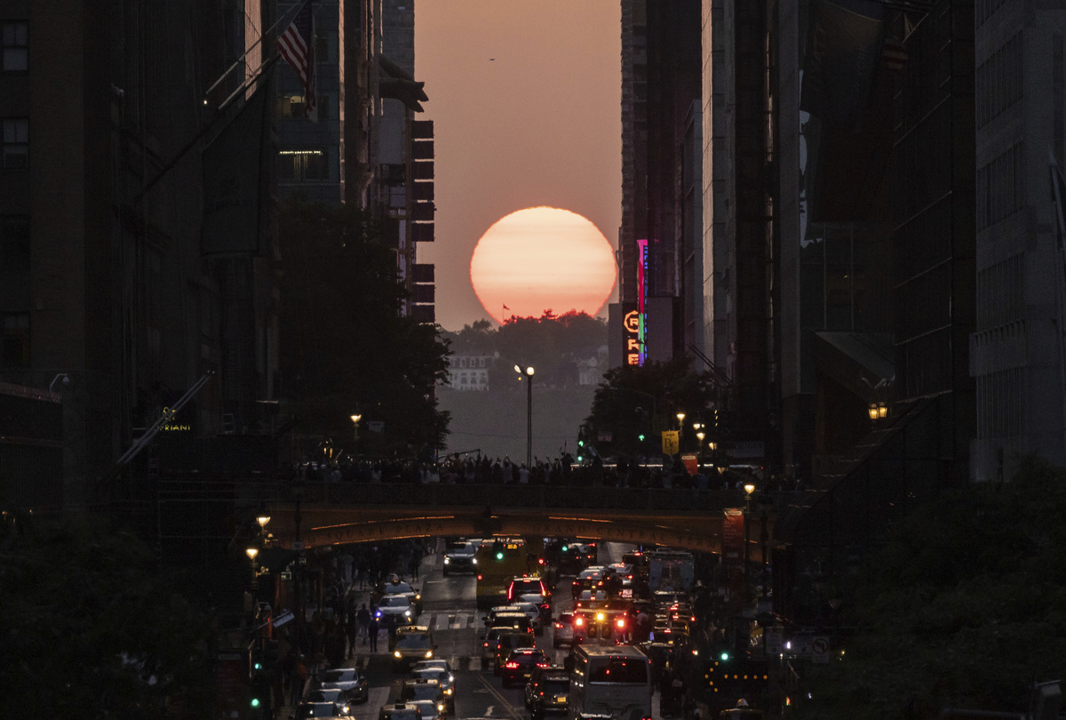 Όταν ο ήλιος ευθυγραμμίζεται τέλεια με τους ουρανοξύστες στο Μανχάταν - Εντυπωσιακές εικόνες από το «Manhattanhenge»