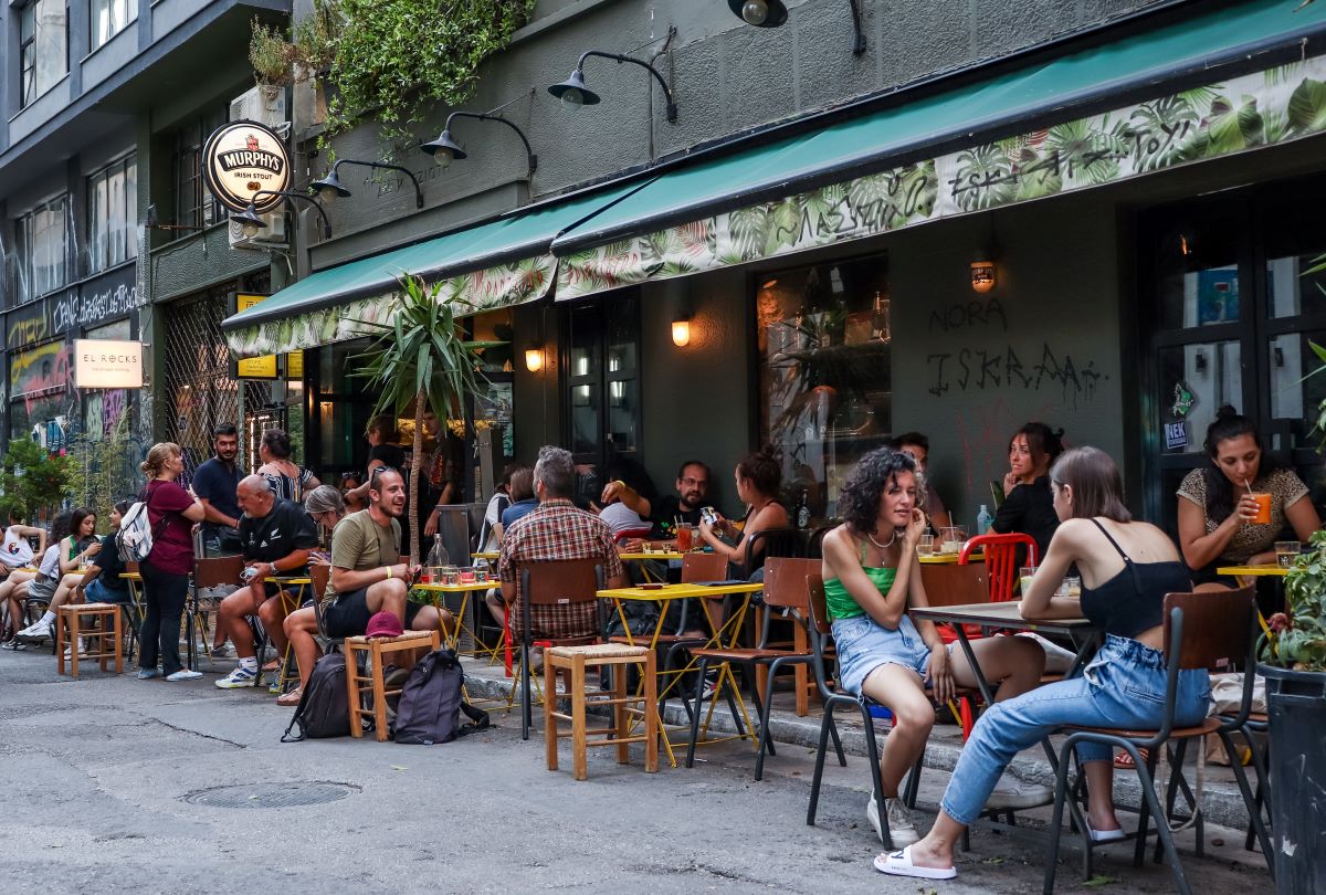 «Φρένο» στην βόλτα για καφέ βάζει ο πληθωρισμός - Πάνω από τους μισούς Έλληνες μειώνουν τις εξόδους τους
