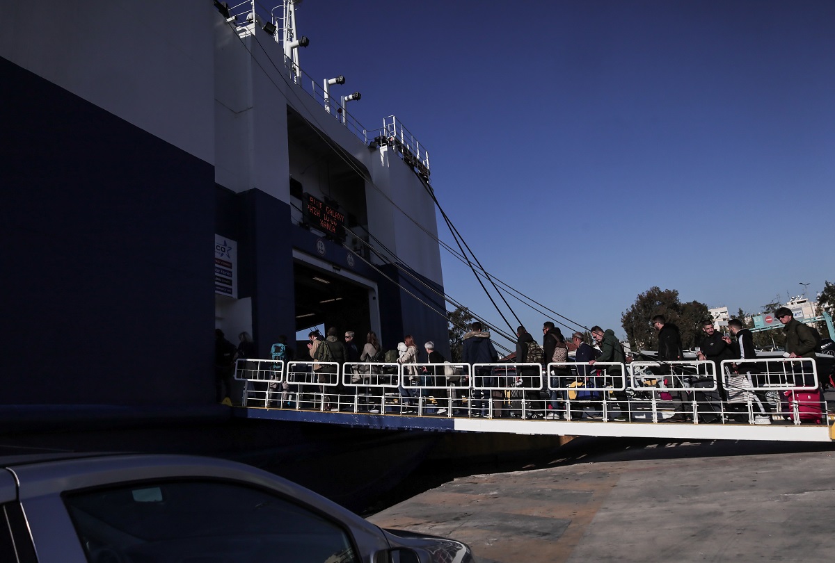 «Η κατάσταση ήταν τραγική», λέει ο σύζυγος της γυναίκας που άφησαν έξω από το πλοίο με τα παιδιά της