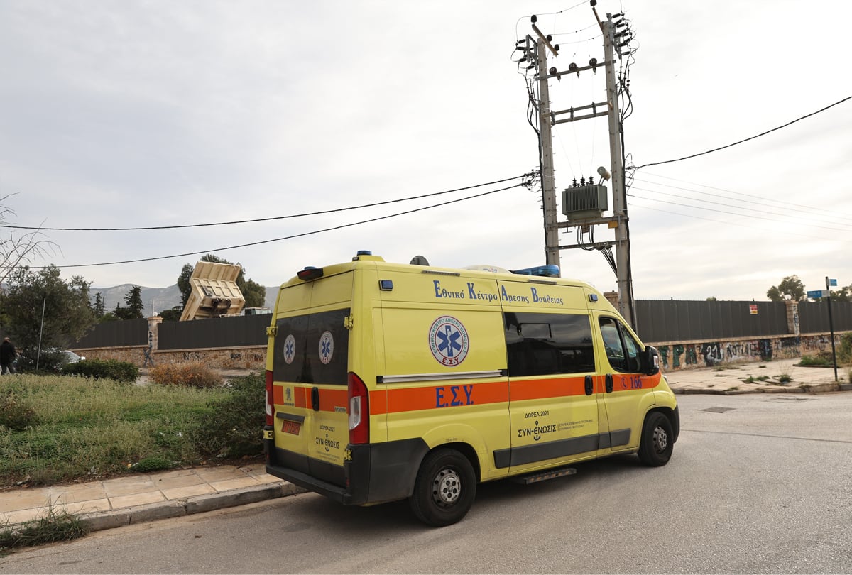 Βαρύ το κόστος του εθίμου: Ακρωτηριάστηκε άνδρας και στα Καλύβια μετά από κροτίδα - 5 τραυματίες στην Αθήνα