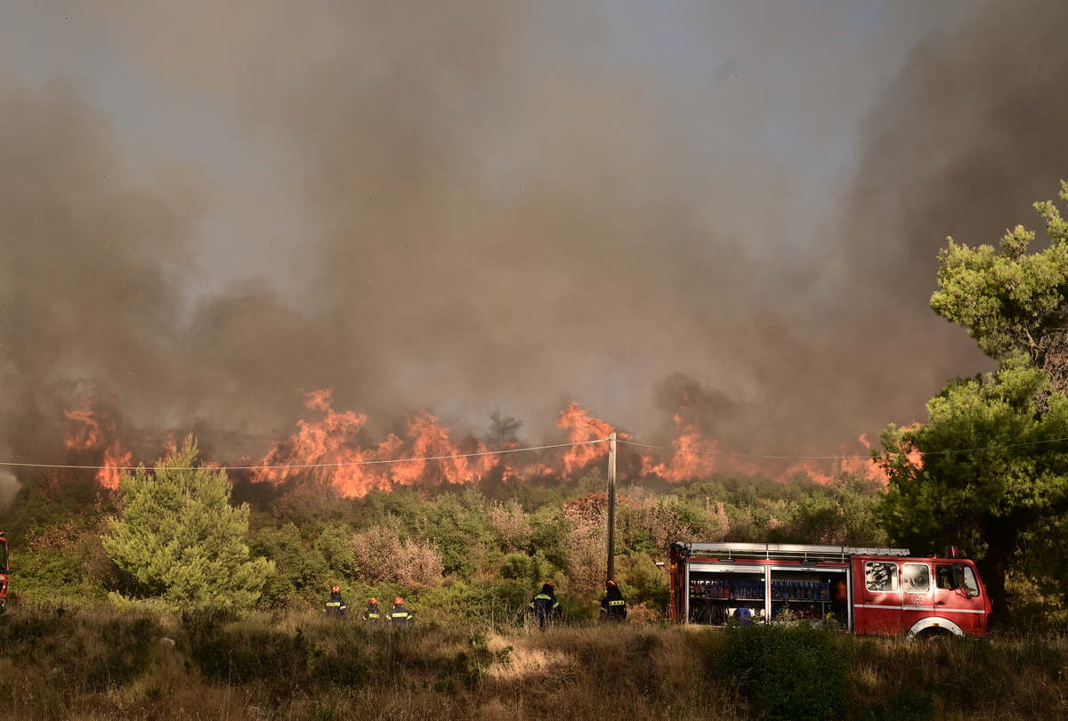 Ανεξέλεγκτη η φωτιά στην Αττική, με τρία πύρινα μέτωπα: Οι φλόγες καίνε τα πάντα - Συνεχής ενημέρωση