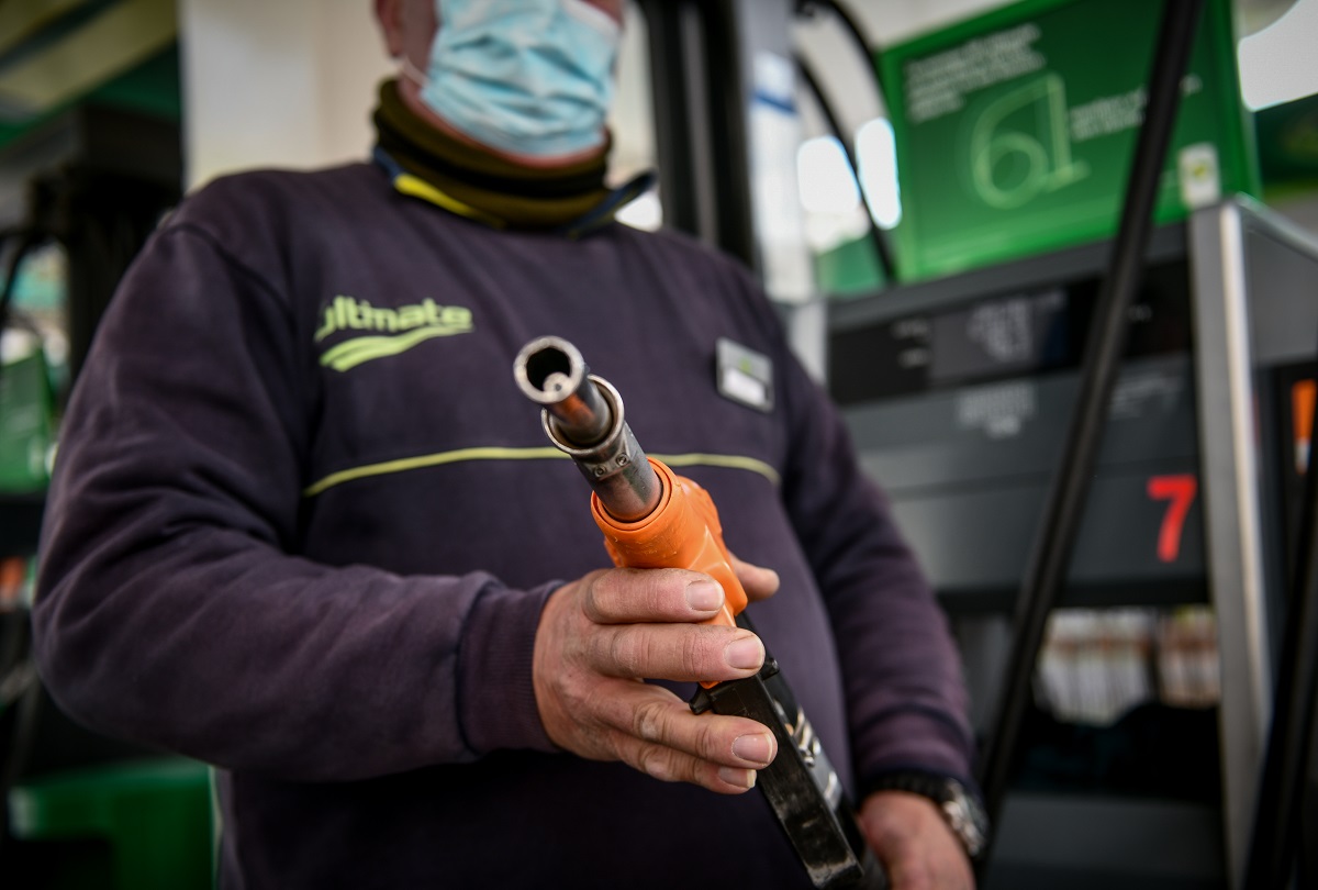 Εκτοξεύονται οι τιμές των καυσίμων: Βενζίνη μέχρι και τα 2 ευρώ το λίτρο το Πάσχα - Γιατί η πτώση του Brent δεν αποτυπώνεται στην αντλία;