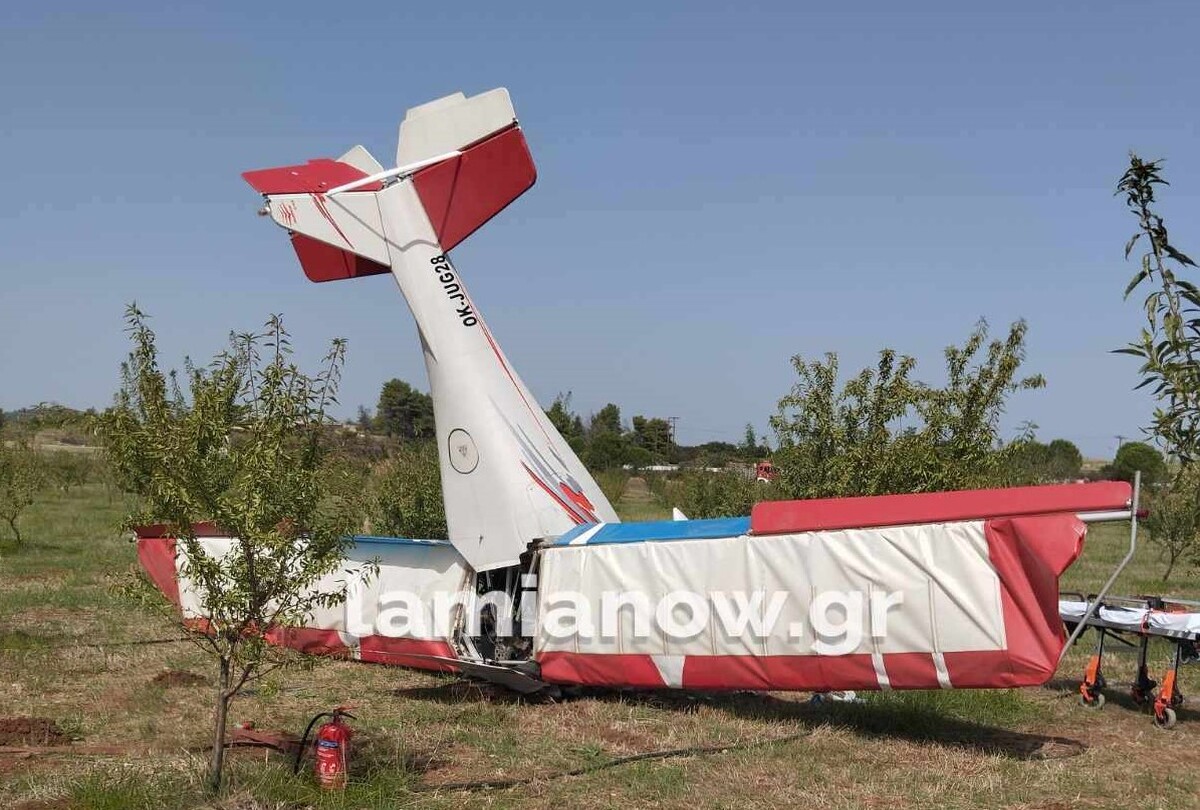 Οι πρώτες εικόνες από την πτώση αεροσκάφους στη Θήβα: Απεγκλωβίστηκε χωρίς τις αισθήσεις του ο πιλότος
