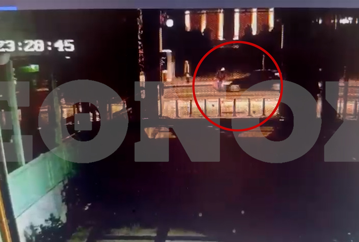 Η στιγμή που ο 25χρονος οδηγός παρασέρνει πεζό στην Πανεπιστημίου - Σοκαριστικό βίντεο