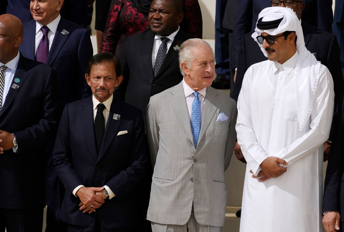 Γραβάτα με… ελληνική σημαία φόρεσε ο Βασιλιάς Κάρολος στο Ντουμπάι, λίγες ημέρες μετά το unfair του Σουνάκ