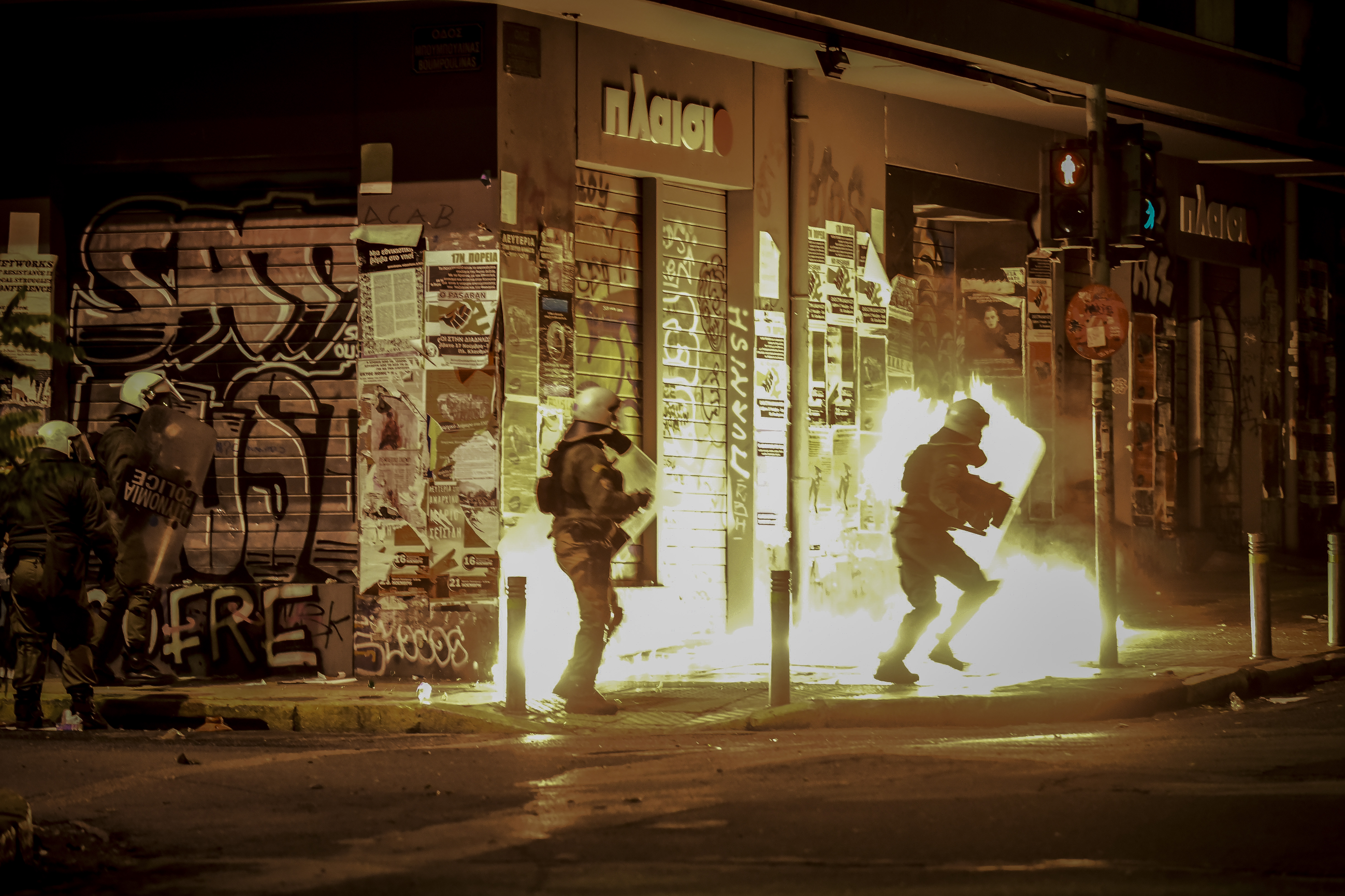 4624660.jpg ΜΑΤ στις φλόγες