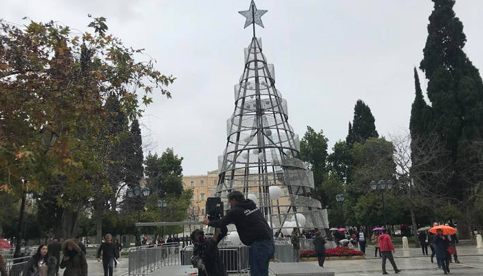 Προετοιμασίες για το δέντρο στην Πλατεία Συντάγματος