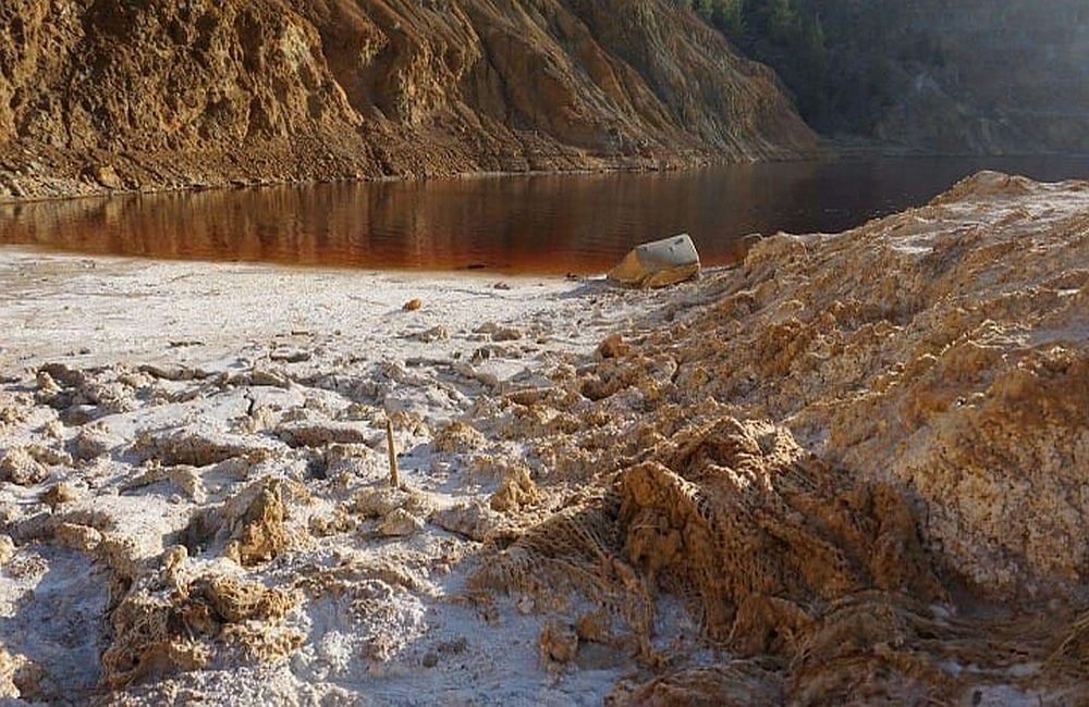 βαλίτσες στην Κόκκινη Λίμνη