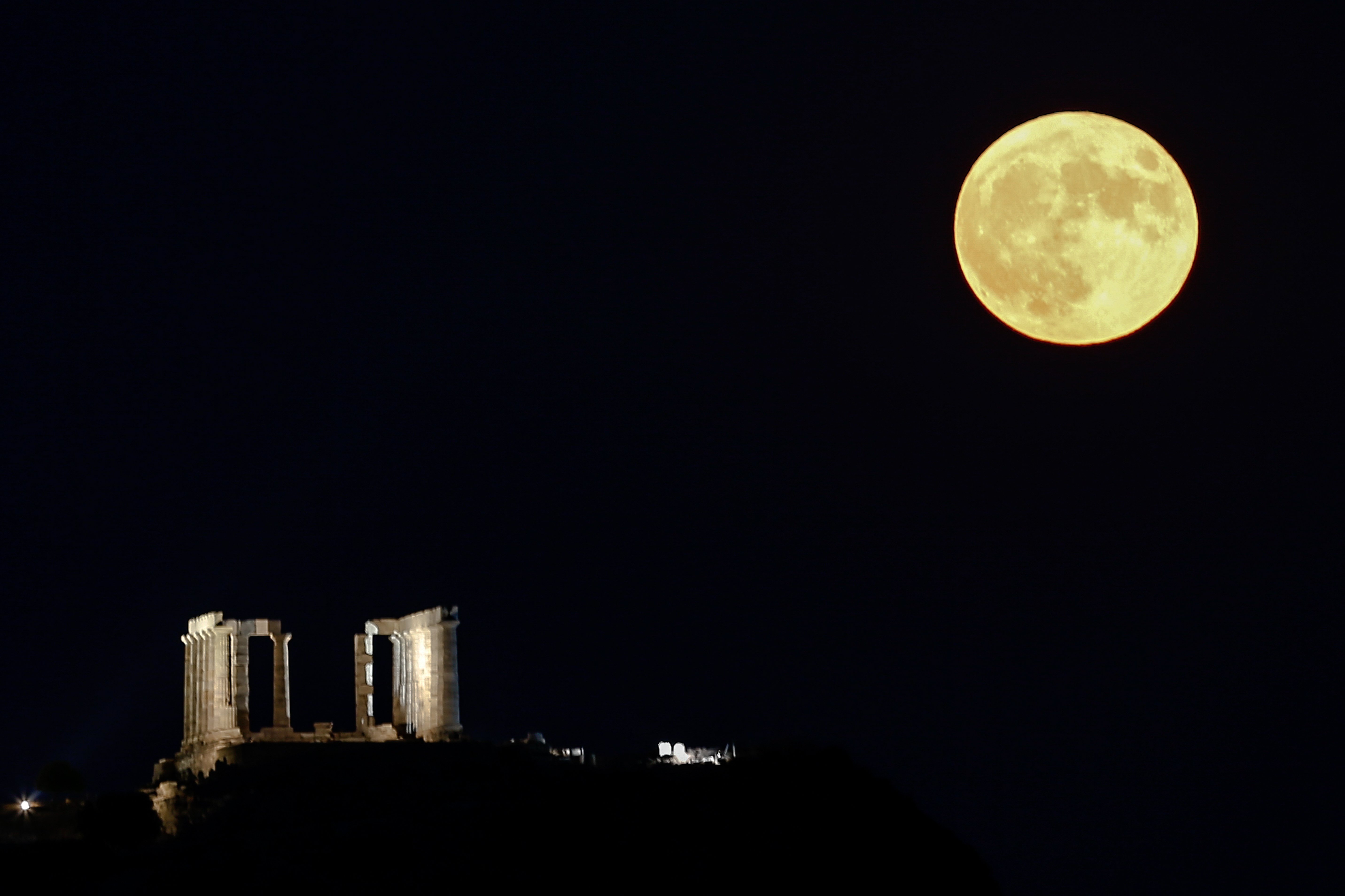 Η πανσέληνος στο Σούνιο