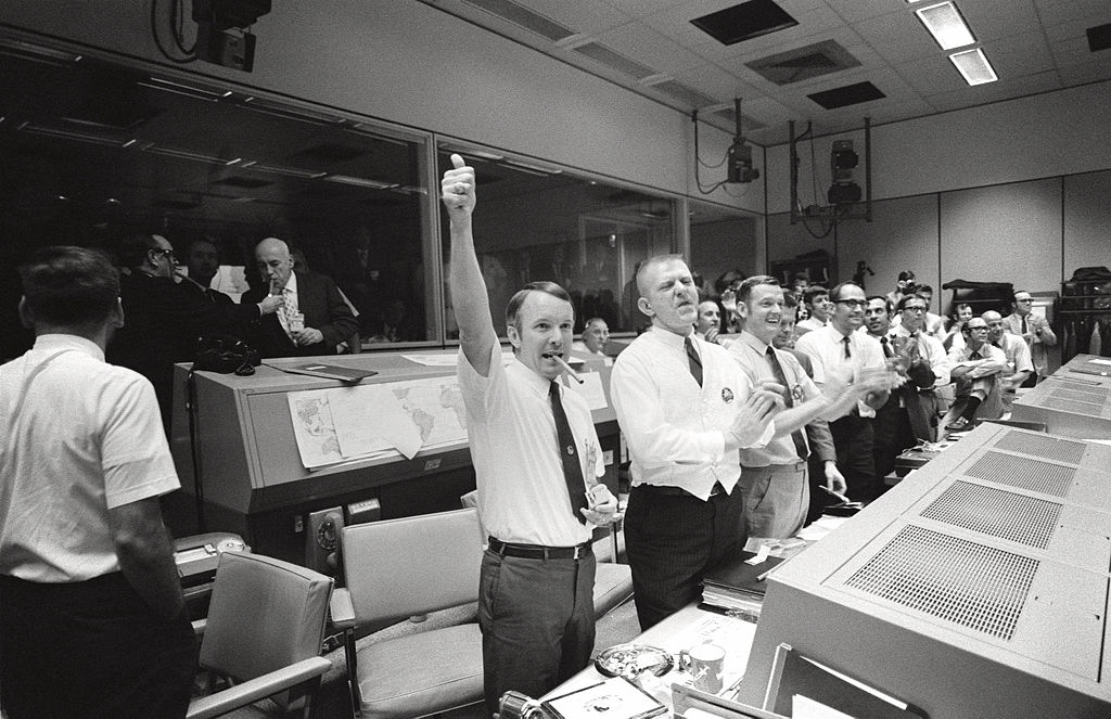 1024px-mission_control_celebrates_-_gpn-2000-001313.jpg