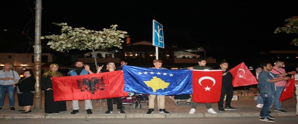 Αλβανοί στο Κόσοβο που επιχαίρουν για την νίκη του Ερντογάν