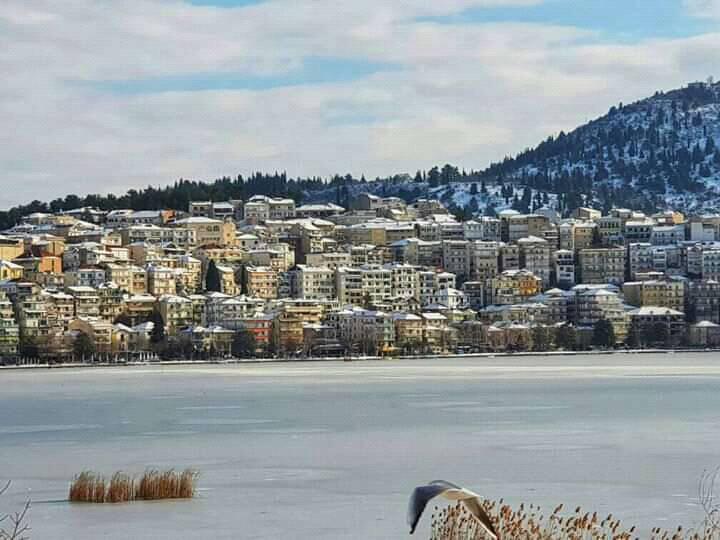 Πάγωσε η λίμνη της Καστοριάς