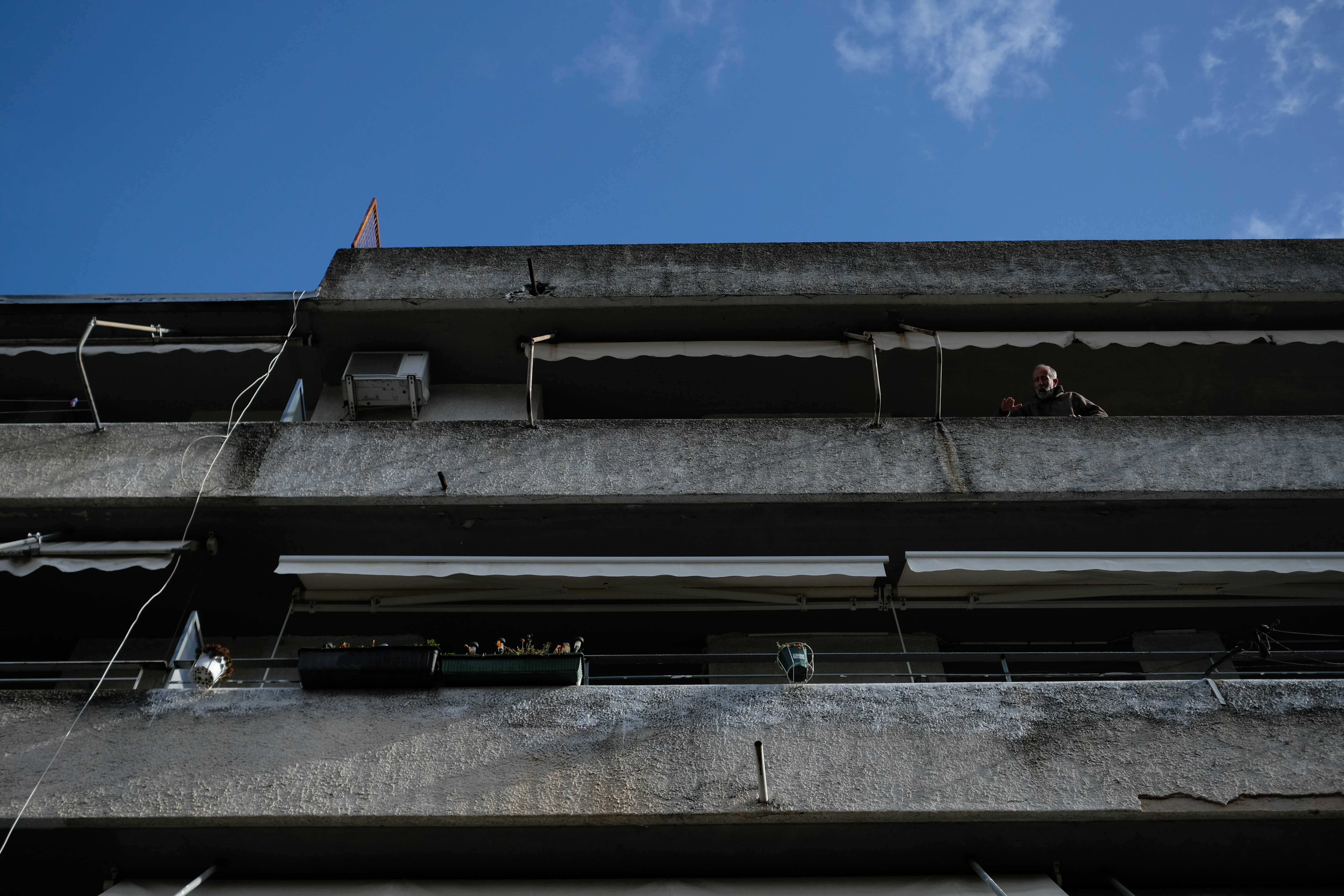 Ο 52χρονος και η 43χρονη βρέθηκαν νεκροί στον ακάλυπτο της πολυκατοικίας από ηλικιωμένο ένοικο στα Ιωάννινα